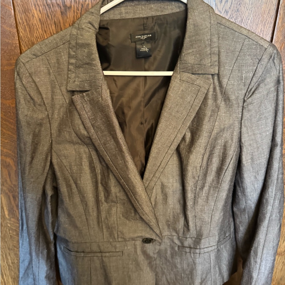 Ann Taylor Gray Blazer with Notched Lapels and Tailored Fit